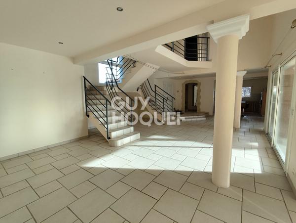 Maison Provençale à vendre à Lézigneux - 8 pièces, piscine et grand terrain