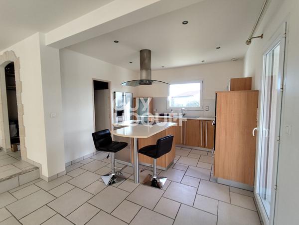 Maison Provençale à vendre à Lézigneux - 8 pièces, piscine et grand terrain