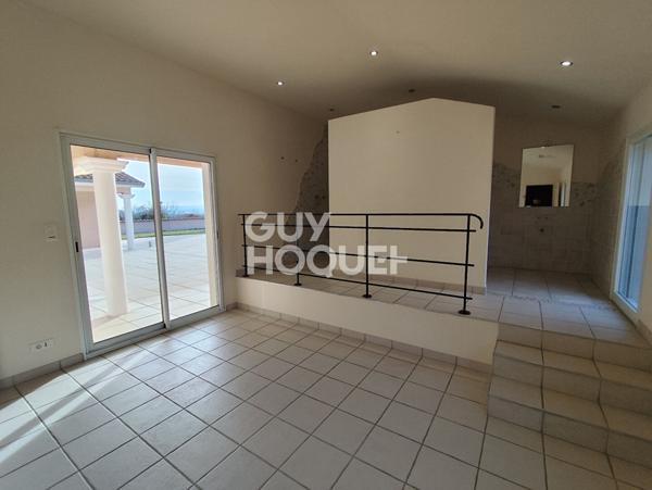 Maison Provençale à vendre à Lézigneux - 8 pièces, piscine et grand terrain