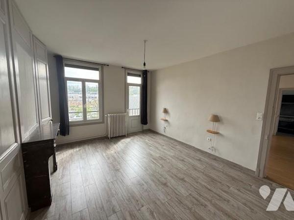 BERNAY CENTRE VILLE APPART T 2 61.69m² commerces et gare à pied 1er étage très bon état