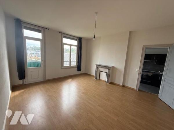 BERNAY CENTRE VILLE APPART T 2 61.69m² commerces et gare à pied 1er étage très bon état
