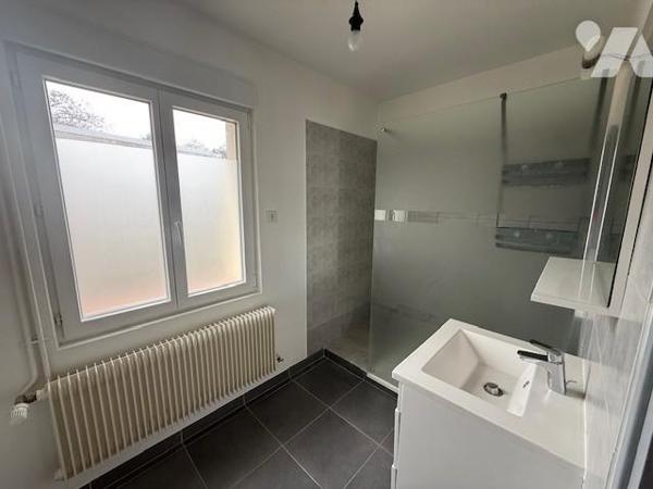 BERNAY CENTRE VILLE APPART T 2 61.69m² commerces et gare à pied 1er étage très bon état