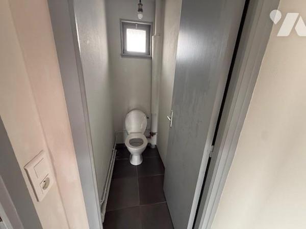 BERNAY CENTRE VILLE APPART T 2 61.69m² commerces et gare à pied 1er étage très bon état