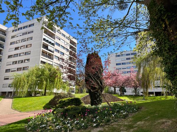 Appartement  de 111m², 3 chambres, balcon, 2 box et une cave