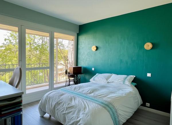Appartement  de 111m², 3 chambres, balcon, 2 box et une cave