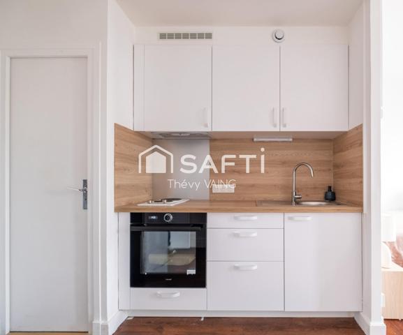 Studio rénové, vue dégagée, étage élevé, sur cour