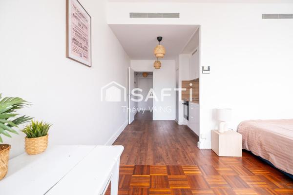 Studio rénové, vue dégagée, étage élevé, sur cour