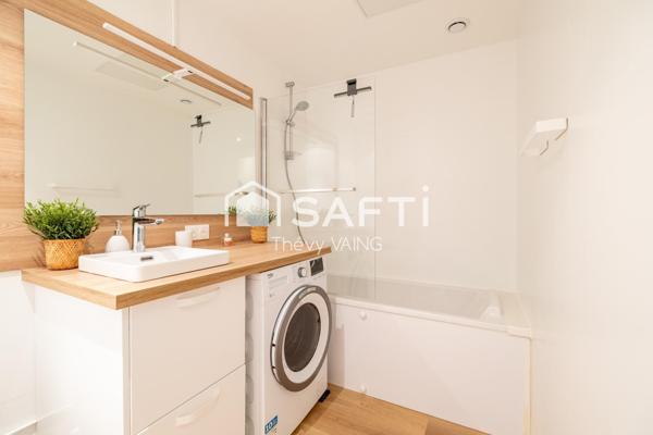 Studio rénové, vue dégagée, étage élevé, sur cour