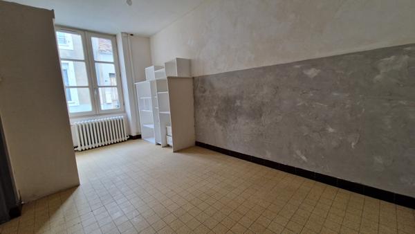 Maison à renover dans le bourg de la suze