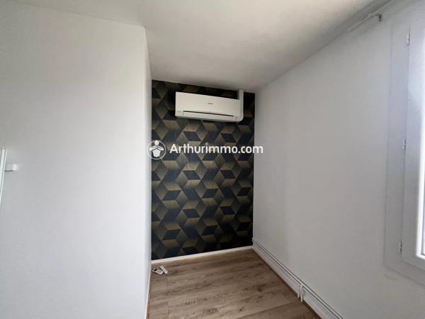 Vente                                                      Maison
                        
                     6 pièces                      104 m2                     à Saint-Jean-d'Angély