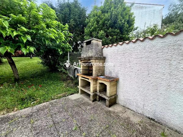 Vente                                                      Maison
                        
                     6 pièces                      104 m2                     à Saint-Jean-d'Angély