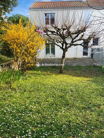 Vente                                                      Maison
                        
                     6 pièces                      104 m2                     à Saint-Jean-d'Angély