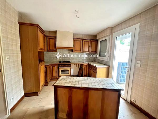 Vente                                                      Maison
                        
                     6 pièces                      104 m2                     à Saint-Jean-d'Angély