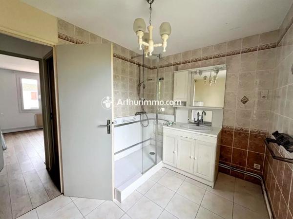 Vente                                                      Maison
                        
                     6 pièces                      104 m2                     à Saint-Jean-d'Angély