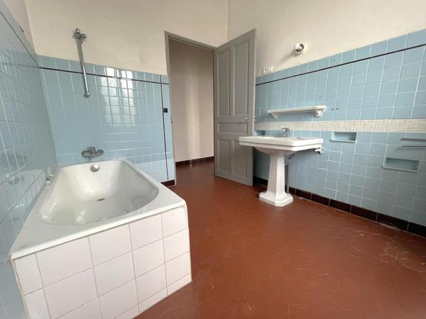 Sénas, maison de ville 140m² avec jardin de 550m²