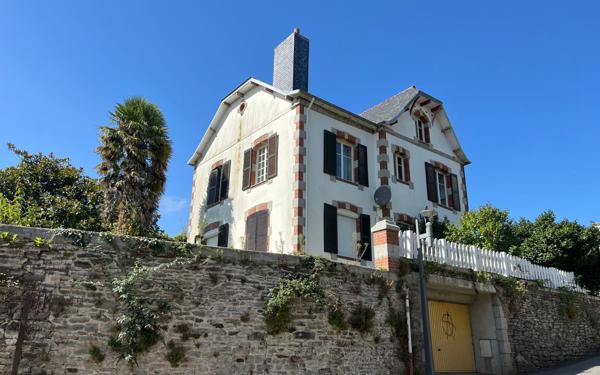 Maison à vendre    7 pièces • 134,80 m2 Carhaix-Plouguer