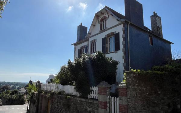 Maison à vendre    7 pièces • 134,80 m2 Carhaix-Plouguer