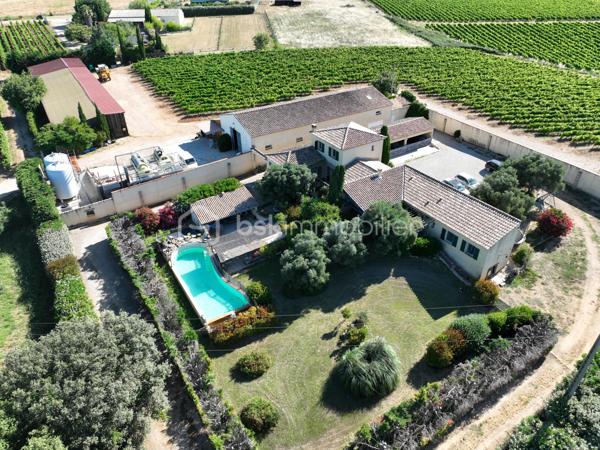 EN EXCLUSIVITÉ — DOMAINE D'EXCEPTION

Beauvoisin (Gard) — 8 ha dont près de 7 ha de vignes

Un lieu rare. Un domaine comme on n'en trouve plus.

Niché au cœur des vignes de la Costière, ce domaine d'environ 8 hectares se déploie en trois univers complémentaires, pensés aussi bien pour un projet de vie que pour une activité professionnelle à fort potentiel.

Un espace événementiel hors du commun : 
Une salle de réception d'environ 250 m² entièrement aménagée, avec scène, éclairage professionnel et décoration soignée jusqu'au moindre détail. Mariages, séminaires, concerts, spectacles — le lieu s'y prête naturellement. Elle s'ouvre sur une terrasse couverte d'environ 145 m², prolongée par plusieurs espaces extérieurs paysagés : allées, tonnelle, terrasse de dégustation sous les parasols en paille… Un cadre provençal authentique qui séduit au premier regard.

Un outil de production viticole complet : 
Près de 7 hectares de vignes en pleine production, un chai équipé de cuves en résine et fûts de chêne, un espace de dégustation et des bureaux. Tout est en place pour continuer ou développer une activité viticole dans les meilleures conditions.

Deux habitations privées indépendantes : 
Deux logements séparés avec jardins arborés et fleuris, terrasses, cuisine d'été,piscine à débordement...

Un cadre de vie paisible, entouré de vignes à perte de vue.
Ce domaine recèle encore bien d'autres surprises, que seule une visite permet de révéler.

Un bien comme celui-ci ne se décrit pas, il se vit.