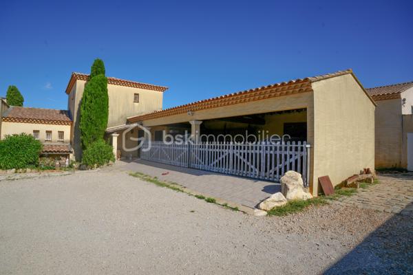 EN EXCLUSIVITÉ — DOMAINE D'EXCEPTION

Beauvoisin (Gard) — 8 ha dont près de 7 ha de vignes

Un lieu rare. Un domaine comme on n'en trouve plus.

Niché au cœur des vignes de la Costière, ce domaine d'environ 8 hectares se déploie en trois univers complémentaires, pensés aussi bien pour un projet de vie que pour une activité professionnelle à fort potentiel.

Un espace événementiel hors du commun : 
Une salle de réception d'environ 250 m² entièrement aménagée, avec scène, éclairage professionnel et décoration soignée jusqu'au moindre détail. Mariages, séminaires, concerts, spectacles — le lieu s'y prête naturellement. Elle s'ouvre sur une terrasse couverte d'environ 145 m², prolongée par plusieurs espaces extérieurs paysagés : allées, tonnelle, terrasse de dégustation sous les parasols en paille… Un cadre provençal authentique qui séduit au premier regard.

Un outil de production viticole complet : 
Près de 7 hectares de vignes en pleine production, un chai équipé de cuves en résine et fûts de chêne, un espace de dégustation et des bureaux. Tout est en place pour continuer ou développer une activité viticole dans les meilleures conditions.

Deux habitations privées indépendantes : 
Deux logements séparés avec jardins arborés et fleuris, terrasses, cuisine d'été,piscine à débordement...

Un cadre de vie paisible, entouré de vignes à perte de vue.
Ce domaine recèle encore bien d'autres surprises, que seule une visite permet de révéler.

Un bien comme celui-ci ne se décrit pas, il se vit.
