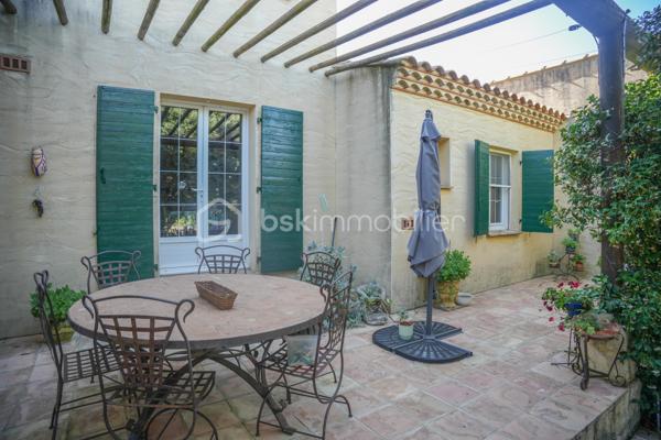 EN EXCLUSIVITÉ — DOMAINE D'EXCEPTION

Beauvoisin (Gard) — 8 ha dont près de 7 ha de vignes

Un lieu rare. Un domaine comme on n'en trouve plus.

Niché au cœur des vignes de la Costière, ce domaine d'environ 8 hectares se déploie en trois univers complémentaires, pensés aussi bien pour un projet de vie que pour une activité professionnelle à fort potentiel.

Un espace événementiel hors du commun : 
Une salle de réception d'environ 250 m² entièrement aménagée, avec scène, éclairage professionnel et décoration soignée jusqu'au moindre détail. Mariages, séminaires, concerts, spectacles — le lieu s'y prête naturellement. Elle s'ouvre sur une terrasse couverte d'environ 145 m², prolongée par plusieurs espaces extérieurs paysagés : allées, tonnelle, terrasse de dégustation sous les parasols en paille… Un cadre provençal authentique qui séduit au premier regard.

Un outil de production viticole complet : 
Près de 7 hectares de vignes en pleine production, un chai équipé de cuves en résine et fûts de chêne, un espace de dégustation et des bureaux. Tout est en place pour continuer ou développer une activité viticole dans les meilleures conditions.

Deux habitations privées indépendantes : 
Deux logements séparés avec jardins arborés et fleuris, terrasses, cuisine d'été,piscine à débordement...

Un cadre de vie paisible, entouré de vignes à perte de vue.
Ce domaine recèle encore bien d'autres surprises, que seule une visite permet de révéler.

Un bien comme celui-ci ne se décrit pas, il se vit.