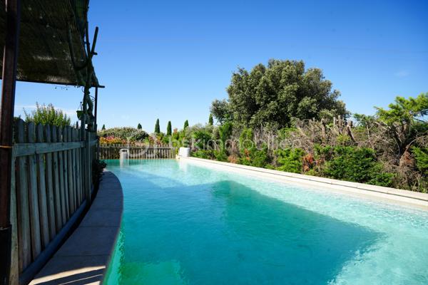 EN EXCLUSIVITÉ — DOMAINE D'EXCEPTION

Beauvoisin (Gard) — 8 ha dont près de 7 ha de vignes

Un lieu rare. Un domaine comme on n'en trouve plus.

Niché au cœur des vignes de la Costière, ce domaine d'environ 8 hectares se déploie en trois univers complémentaires, pensés aussi bien pour un projet de vie que pour une activité professionnelle à fort potentiel.

Un espace événementiel hors du commun : 
Une salle de réception d'environ 250 m² entièrement aménagée, avec scène, éclairage professionnel et décoration soignée jusqu'au moindre détail. Mariages, séminaires, concerts, spectacles — le lieu s'y prête naturellement. Elle s'ouvre sur une terrasse couverte d'environ 145 m², prolongée par plusieurs espaces extérieurs paysagés : allées, tonnelle, terrasse de dégustation sous les parasols en paille… Un cadre provençal authentique qui séduit au premier regard.

Un outil de production viticole complet : 
Près de 7 hectares de vignes en pleine production, un chai équipé de cuves en résine et fûts de chêne, un espace de dégustation et des bureaux. Tout est en place pour continuer ou développer une activité viticole dans les meilleures conditions.

Deux habitations privées indépendantes : 
Deux logements séparés avec jardins arborés et fleuris, terrasses, cuisine d'été,piscine à débordement...

Un cadre de vie paisible, entouré de vignes à perte de vue.
Ce domaine recèle encore bien d'autres surprises, que seule une visite permet de révéler.

Un bien comme celui-ci ne se décrit pas, il se vit.