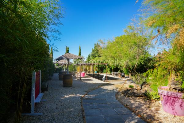 EN EXCLUSIVITÉ — DOMAINE D'EXCEPTION

Beauvoisin (Gard) — 8 ha dont près de 7 ha de vignes

Un lieu rare. Un domaine comme on n'en trouve plus.

Niché au cœur des vignes de la Costière, ce domaine d'environ 8 hectares se déploie en trois univers complémentaires, pensés aussi bien pour un projet de vie que pour une activité professionnelle à fort potentiel.

Un espace événementiel hors du commun : 
Une salle de réception d'environ 250 m² entièrement aménagée, avec scène, éclairage professionnel et décoration soignée jusqu'au moindre détail. Mariages, séminaires, concerts, spectacles — le lieu s'y prête naturellement. Elle s'ouvre sur une terrasse couverte d'environ 145 m², prolongée par plusieurs espaces extérieurs paysagés : allées, tonnelle, terrasse de dégustation sous les parasols en paille… Un cadre provençal authentique qui séduit au premier regard.

Un outil de production viticole complet : 
Près de 7 hectares de vignes en pleine production, un chai équipé de cuves en résine et fûts de chêne, un espace de dégustation et des bureaux. Tout est en place pour continuer ou développer une activité viticole dans les meilleures conditions.

Deux habitations privées indépendantes : 
Deux logements séparés avec jardins arborés et fleuris, terrasses, cuisine d'été,piscine à débordement...

Un cadre de vie paisible, entouré de vignes à perte de vue.
Ce domaine recèle encore bien d'autres surprises, que seule une visite permet de révéler.

Un bien comme celui-ci ne se décrit pas, il se vit.