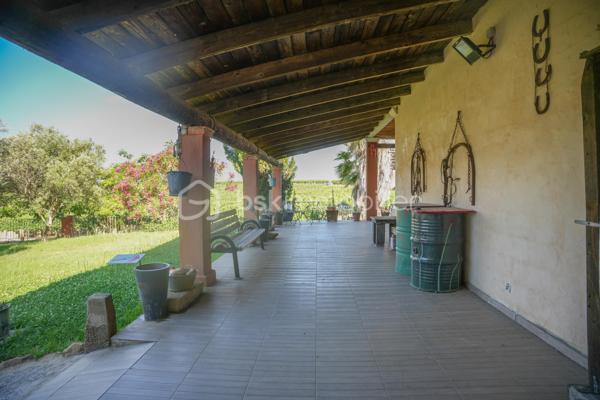 EN EXCLUSIVITÉ — DOMAINE D'EXCEPTION

Beauvoisin (Gard) — 8 ha dont près de 7 ha de vignes

Un lieu rare. Un domaine comme on n'en trouve plus.

Niché au cœur des vignes de la Costière, ce domaine d'environ 8 hectares se déploie en trois univers complémentaires, pensés aussi bien pour un projet de vie que pour une activité professionnelle à fort potentiel.

Un espace événementiel hors du commun : 
Une salle de réception d'environ 250 m² entièrement aménagée, avec scène, éclairage professionnel et décoration soignée jusqu'au moindre détail. Mariages, séminaires, concerts, spectacles — le lieu s'y prête naturellement. Elle s'ouvre sur une terrasse couverte d'environ 145 m², prolongée par plusieurs espaces extérieurs paysagés : allées, tonnelle, terrasse de dégustation sous les parasols en paille… Un cadre provençal authentique qui séduit au premier regard.

Un outil de production viticole complet : 
Près de 7 hectares de vignes en pleine production, un chai équipé de cuves en résine et fûts de chêne, un espace de dégustation et des bureaux. Tout est en place pour continuer ou développer une activité viticole dans les meilleures conditions.

Deux habitations privées indépendantes : 
Deux logements séparés avec jardins arborés et fleuris, terrasses, cuisine d'été,piscine à débordement...

Un cadre de vie paisible, entouré de vignes à perte de vue.
Ce domaine recèle encore bien d'autres surprises, que seule une visite permet de révéler.

Un bien comme celui-ci ne se décrit pas, il se vit.