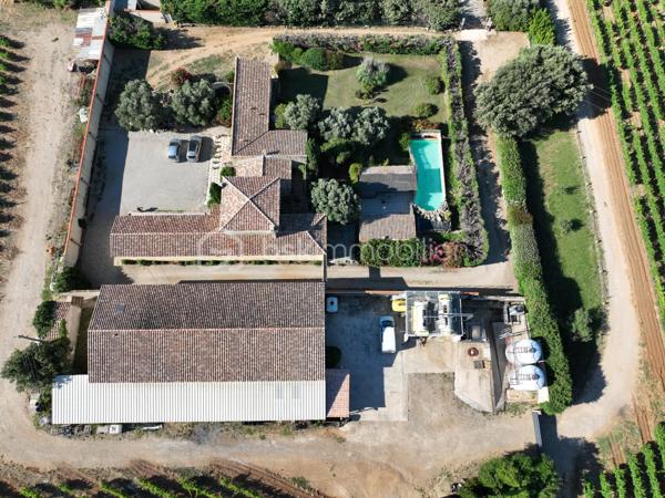 EN EXCLUSIVITÉ — DOMAINE D'EXCEPTION

Beauvoisin (Gard) — 8 ha dont près de 7 ha de vignes

Un lieu rare. Un domaine comme on n'en trouve plus.

Niché au cœur des vignes de la Costière, ce domaine d'environ 8 hectares se déploie en trois univers complémentaires, pensés aussi bien pour un projet de vie que pour une activité professionnelle à fort potentiel.

Un espace événementiel hors du commun : 
Une salle de réception d'environ 250 m² entièrement aménagée, avec scène, éclairage professionnel et décoration soignée jusqu'au moindre détail. Mariages, séminaires, concerts, spectacles — le lieu s'y prête naturellement. Elle s'ouvre sur une terrasse couverte d'environ 145 m², prolongée par plusieurs espaces extérieurs paysagés : allées, tonnelle, terrasse de dégustation sous les parasols en paille… Un cadre provençal authentique qui séduit au premier regard.

Un outil de production viticole complet : 
Près de 7 hectares de vignes en pleine production, un chai équipé de cuves en résine et fûts de chêne, un espace de dégustation et des bureaux. Tout est en place pour continuer ou développer une activité viticole dans les meilleures conditions.

Deux habitations privées indépendantes : 
Deux logements séparés avec jardins arborés et fleuris, terrasses, cuisine d'été,piscine à débordement...

Un cadre de vie paisible, entouré de vignes à perte de vue.
Ce domaine recèle encore bien d'autres surprises, que seule une visite permet de révéler.

Un bien comme celui-ci ne se décrit pas, il se vit.