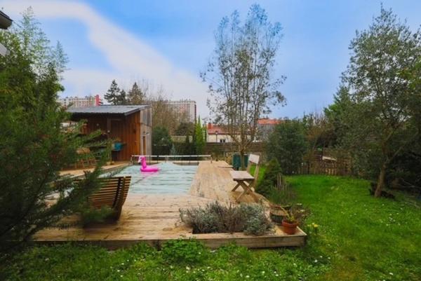 Ensemble immobilier atypique de 2 maisons non mitoyennes avec jardin et piscine et un immeuble avec rentabilité locative