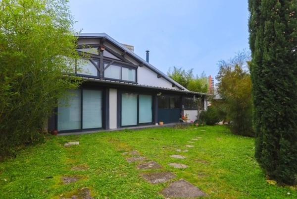 Ensemble immobilier atypique de 2 maisons non mitoyennes avec jardin et piscine et un immeuble avec rentabilité locative