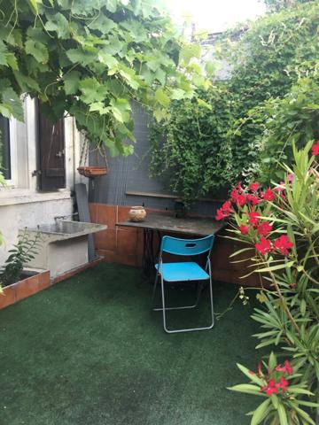 Ensemble immobilier atypique de 2 maisons non mitoyennes avec jardin et piscine et un immeuble avec rentabilité locative
