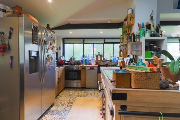 Ensemble immobilier atypique de 2 maisons non mitoyennes avec jardin et piscine et un immeuble avec rentabilité locative