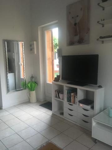Ensemble immobilier atypique de 2 maisons non mitoyennes avec jardin et piscine et un immeuble avec rentabilité locative