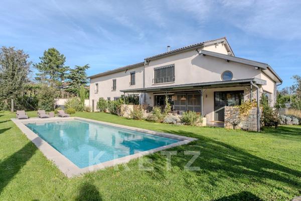 Élégance brute et lumière – ancienne ferme réinventée