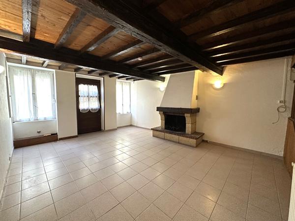 Location maison de village T4 sur trois niveaux avec terrasse et petite cour à 6 km de Carcassonne