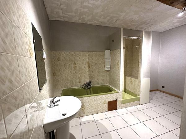 Location maison de village T4 sur trois niveaux avec terrasse et petite cour à 6 km de Carcassonne