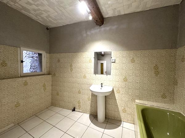 Location maison de village T4 sur trois niveaux avec terrasse et petite cour à 6 km de Carcassonne