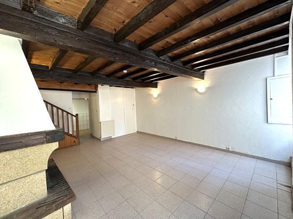 Location maison de village T4 sur trois niveaux avec terrasse et petite cour à 6 km de Carcassonne