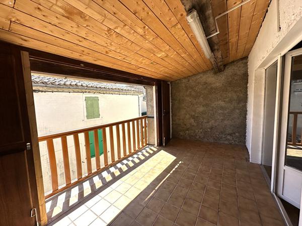 Location maison de village T4 sur trois niveaux avec terrasse et petite cour à 6 km de Carcassonne