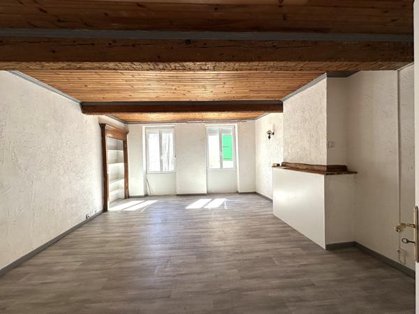 Location maison de village T4 sur trois niveaux avec terrasse et petite cour à 6 km de Carcassonne
