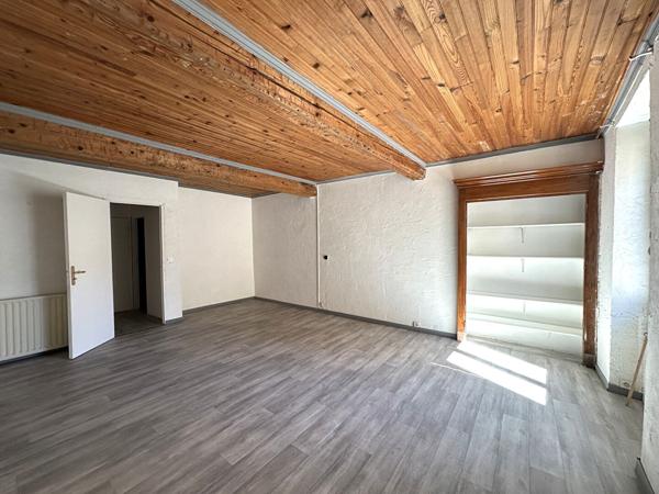 Location maison de village T4 sur trois niveaux avec terrasse et petite cour à 6 km de Carcassonne