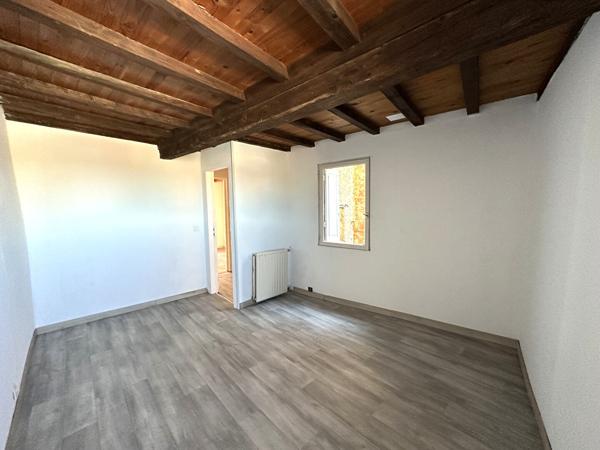 Location maison de village T4 sur trois niveaux avec terrasse et petite cour à 6 km de Carcassonne