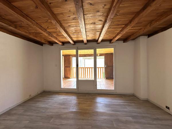 Location maison de village T4 sur trois niveaux avec terrasse et petite cour à 6 km de Carcassonne