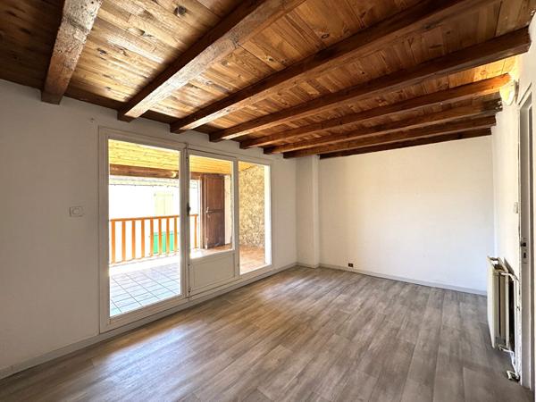 Location maison de village T4 sur trois niveaux avec terrasse et petite cour à 6 km de Carcassonne