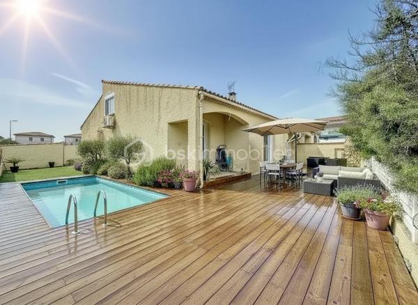 RETOUR À LA VENTE, SUITE À REFUS DE PRÊT

Située dans un environnement calme et résidentiel, venez découvrir cette villa T5 d’environ 110 m², mitoyenne d’un côté, sur une parcelle de 335 m².

Elle se compose d’une belle pièce de vie lumineuse avec grande hauteur sous plafond, poutres apparentes et cheminée, d’une cuisine moderne aménagée et équipée avec îlot central.

Vous trouverez une suite parentale avec une salle d'eau avec douche à l'italienne, une chambre, une mezzanine pouvant servir de troisième chambre ou espace bureau, une grande salle d'eau avec douche à l'italienne, un WC indépendant. 

La villa dispose d’une salle de sport pouvant être modifiée en chambre supplémentaire.

L'ensemble de la villa est entièrement climatisé. 

À l’extérieur, vous profiterez d’un jardin aménagé, d’une grande terrasse en bois, d’un barbecue, d’une piscine semi enterrée et d’un abri jardin.

Possibilité de stationner un véhicule sur la parcelle, avec également des places de stationnement disponibles dans le lotissement.

La villa est vendue entièrement meublée avec son mobilier de qualité de la marque Cocktail Scandinave.

✔ Calme
✔ Lumineuse
✔ Piscine
✔ Entièrement rénovée
✔ Jardin facile d’entretien

Bien rare sur le secteur – à visiter rapidement.