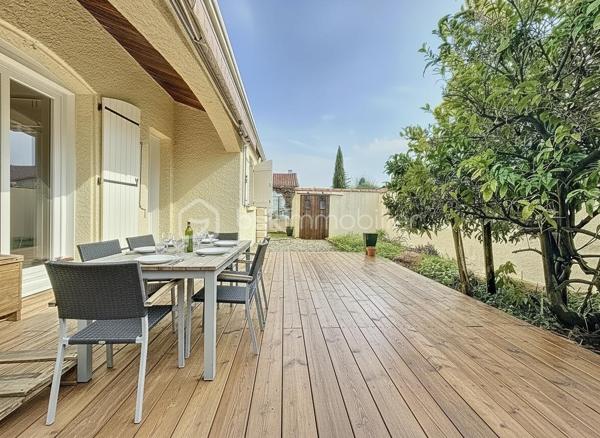 RETOUR À LA VENTE, SUITE À REFUS DE PRÊT

Située dans un environnement calme et résidentiel, venez découvrir cette villa T5 d’environ 110 m², mitoyenne d’un côté, sur une parcelle de 335 m².

Elle se compose d’une belle pièce de vie lumineuse avec grande hauteur sous plafond, poutres apparentes et cheminée, d’une cuisine moderne aménagée et équipée avec îlot central.

Vous trouverez une suite parentale avec une salle d'eau avec douche à l'italienne, une chambre, une mezzanine pouvant servir de troisième chambre ou espace bureau, une grande salle d'eau avec douche à l'italienne, un WC indépendant. 

La villa dispose d’une salle de sport pouvant être modifiée en chambre supplémentaire.

L'ensemble de la villa est entièrement climatisé. 

À l’extérieur, vous profiterez d’un jardin aménagé, d’une grande terrasse en bois, d’un barbecue, d’une piscine semi enterrée et d’un abri jardin.

Possibilité de stationner un véhicule sur la parcelle, avec également des places de stationnement disponibles dans le lotissement.

La villa est vendue entièrement meublée avec son mobilier de qualité de la marque Cocktail Scandinave.

✔ Calme
✔ Lumineuse
✔ Piscine
✔ Entièrement rénovée
✔ Jardin facile d’entretien

Bien rare sur le secteur – à visiter rapidement.