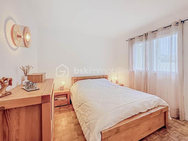RETOUR À LA VENTE, SUITE À REFUS DE PRÊT

Située dans un environnement calme et résidentiel, venez découvrir cette villa T5 d’environ 110 m², mitoyenne d’un côté, sur une parcelle de 335 m².

Elle se compose d’une belle pièce de vie lumineuse avec grande hauteur sous plafond, poutres apparentes et cheminée, d’une cuisine moderne aménagée et équipée avec îlot central.

Vous trouverez une suite parentale avec une salle d'eau avec douche à l'italienne, une chambre, une mezzanine pouvant servir de troisième chambre ou espace bureau, une grande salle d'eau avec douche à l'italienne, un WC indépendant. 

La villa dispose d’une salle de sport pouvant être modifiée en chambre supplémentaire.

L'ensemble de la villa est entièrement climatisé. 

À l’extérieur, vous profiterez d’un jardin aménagé, d’une grande terrasse en bois, d’un barbecue, d’une piscine semi enterrée et d’un abri jardin.

Possibilité de stationner un véhicule sur la parcelle, avec également des places de stationnement disponibles dans le lotissement.

La villa est vendue entièrement meublée avec son mobilier de qualité de la marque Cocktail Scandinave.

✔ Calme
✔ Lumineuse
✔ Piscine
✔ Entièrement rénovée
✔ Jardin facile d’entretien

Bien rare sur le secteur – à visiter rapidement.