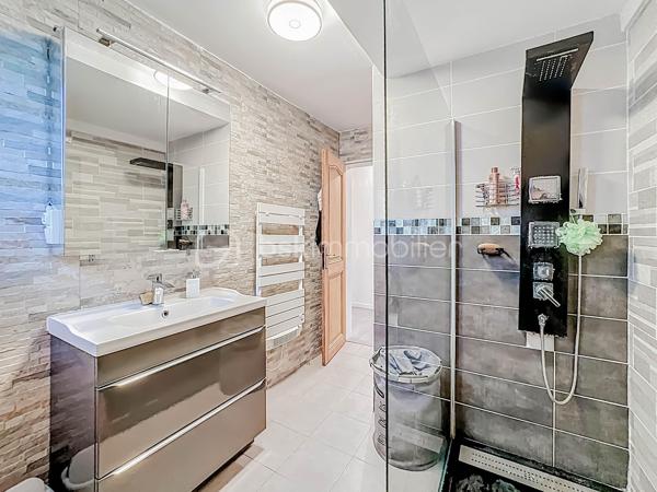 RETOUR À LA VENTE, SUITE À REFUS DE PRÊT

Située dans un environnement calme et résidentiel, venez découvrir cette villa T5 d’environ 110 m², mitoyenne d’un côté, sur une parcelle de 335 m².

Elle se compose d’une belle pièce de vie lumineuse avec grande hauteur sous plafond, poutres apparentes et cheminée, d’une cuisine moderne aménagée et équipée avec îlot central.

Vous trouverez une suite parentale avec une salle d'eau avec douche à l'italienne, une chambre, une mezzanine pouvant servir de troisième chambre ou espace bureau, une grande salle d'eau avec douche à l'italienne, un WC indépendant. 

La villa dispose d’une salle de sport pouvant être modifiée en chambre supplémentaire.

L'ensemble de la villa est entièrement climatisé. 

À l’extérieur, vous profiterez d’un jardin aménagé, d’une grande terrasse en bois, d’un barbecue, d’une piscine semi enterrée et d’un abri jardin.

Possibilité de stationner un véhicule sur la parcelle, avec également des places de stationnement disponibles dans le lotissement.

La villa est vendue entièrement meublée avec son mobilier de qualité de la marque Cocktail Scandinave.

✔ Calme
✔ Lumineuse
✔ Piscine
✔ Entièrement rénovée
✔ Jardin facile d’entretien

Bien rare sur le secteur – à visiter rapidement.