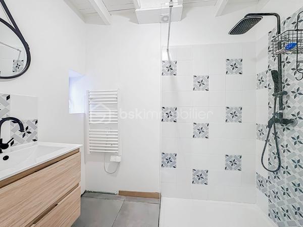 RETOUR À LA VENTE, SUITE À REFUS DE PRÊT

Située dans un environnement calme et résidentiel, venez découvrir cette villa T5 d’environ 110 m², mitoyenne d’un côté, sur une parcelle de 335 m².

Elle se compose d’une belle pièce de vie lumineuse avec grande hauteur sous plafond, poutres apparentes et cheminée, d’une cuisine moderne aménagée et équipée avec îlot central.

Vous trouverez une suite parentale avec une salle d'eau avec douche à l'italienne, une chambre, une mezzanine pouvant servir de troisième chambre ou espace bureau, une grande salle d'eau avec douche à l'italienne, un WC indépendant. 

La villa dispose d’une salle de sport pouvant être modifiée en chambre supplémentaire.

L'ensemble de la villa est entièrement climatisé. 

À l’extérieur, vous profiterez d’un jardin aménagé, d’une grande terrasse en bois, d’un barbecue, d’une piscine semi enterrée et d’un abri jardin.

Possibilité de stationner un véhicule sur la parcelle, avec également des places de stationnement disponibles dans le lotissement.

La villa est vendue entièrement meublée avec son mobilier de qualité de la marque Cocktail Scandinave.

✔ Calme
✔ Lumineuse
✔ Piscine
✔ Entièrement rénovée
✔ Jardin facile d’entretien

Bien rare sur le secteur – à visiter rapidement.