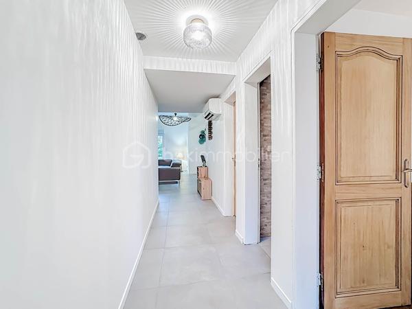 RETOUR À LA VENTE, SUITE À REFUS DE PRÊT

Située dans un environnement calme et résidentiel, venez découvrir cette villa T5 d’environ 110 m², mitoyenne d’un côté, sur une parcelle de 335 m².

Elle se compose d’une belle pièce de vie lumineuse avec grande hauteur sous plafond, poutres apparentes et cheminée, d’une cuisine moderne aménagée et équipée avec îlot central.

Vous trouverez une suite parentale avec une salle d'eau avec douche à l'italienne, une chambre, une mezzanine pouvant servir de troisième chambre ou espace bureau, une grande salle d'eau avec douche à l'italienne, un WC indépendant. 

La villa dispose d’une salle de sport pouvant être modifiée en chambre supplémentaire.

L'ensemble de la villa est entièrement climatisé. 

À l’extérieur, vous profiterez d’un jardin aménagé, d’une grande terrasse en bois, d’un barbecue, d’une piscine semi enterrée et d’un abri jardin.

Possibilité de stationner un véhicule sur la parcelle, avec également des places de stationnement disponibles dans le lotissement.

La villa est vendue entièrement meublée avec son mobilier de qualité de la marque Cocktail Scandinave.

✔ Calme
✔ Lumineuse
✔ Piscine
✔ Entièrement rénovée
✔ Jardin facile d’entretien

Bien rare sur le secteur – à visiter rapidement.